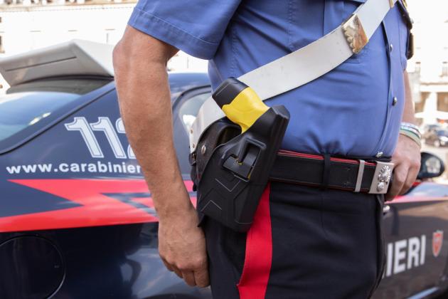 Chieti, corre nudo in strada, carabinieri lo fermano col taser: 35enne con problemi psichiatrici morto in ospedale