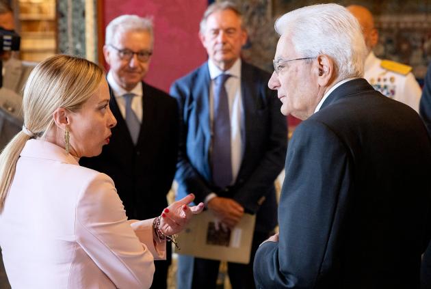 Morte Napolitano, toccata e fuga di Meloni alla camera ardente. La premier preoccupata: Mattarella pronto a chiedere il passo indietro di Daniela Santanchè - ESCLUSIVA 