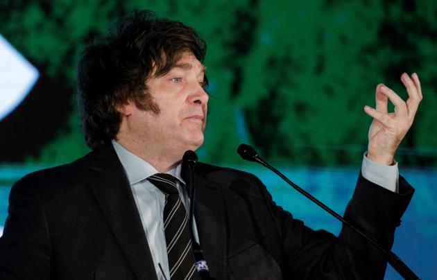 Argentina, l'ultraliberista Javier Milei vince a sorpresa le elezioni presidenziali: "è la fine della casta corrotta"