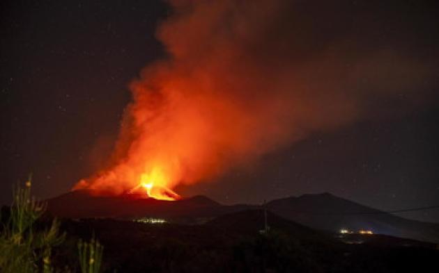Etna, “alta possibilità di evento imminente”, scatta il livello di pre allarme, aeroporto di Catania operativo 
