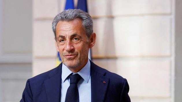 Francia, Corte d'appello concede a Sarkozy scarcerazione e libertà vigilata su richiesta di Procura di Parigi, ex presidente: "Prigione è logorante"