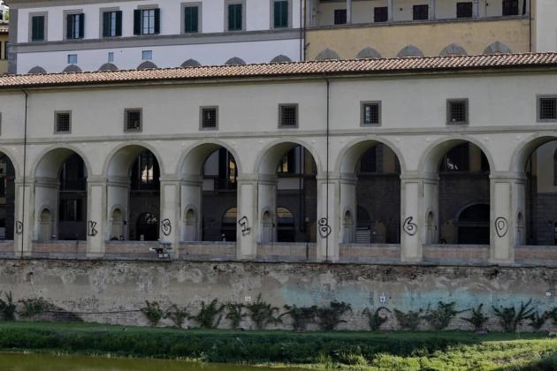 Firenze, imbrattato il Corridoio Vasariano di vernice nera, direttore Uffizi Schmidt: "ci vuole pugno duro"