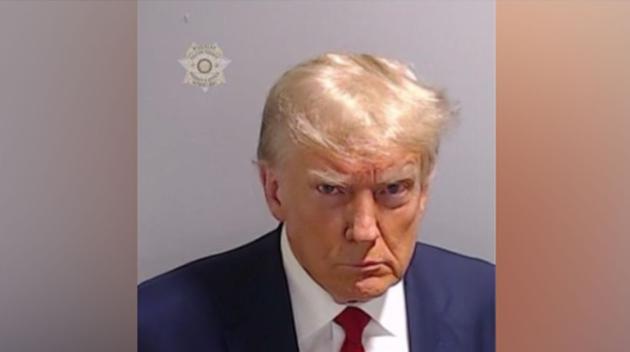 Trump arrestato, foto segnaletica e schedatura, poi il rilascio su cauzione di 200k euro, il tycoon: “Mai arrendersi”