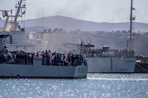 Lampedusa, sbarchi senza sosta, 63 in 24 ore con 1826 migranti; 4000 nell’hotspot, 243 minori