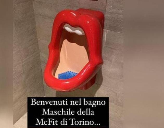 Orinatoio a forma di bocca femminile alla palestra McFit, a Torino. L'azienda: "Omaggio ai Rolling Stones"