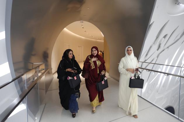 Francia vieta "abaya" alle studentesse musulmane, abito islamico: “La scuola è il tempio della laicità”