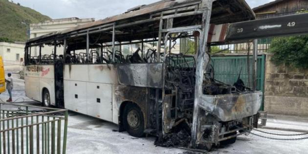 Pozzuoli, bus sfonda il cancello del Comune, poi il conducente dà fuoco al mezzo, sindaco: “Atto gravissimo”