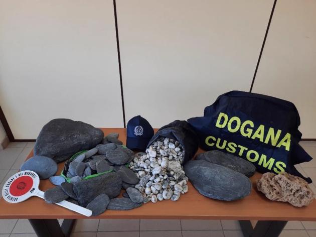 Sardegna, turista francese fermato con 41kg di ciottoli sul traghetto per Nizza: "Forse per venderli"