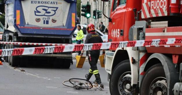 Milano, morta ciclista 28enne schiacciata da un camion in Porta Romana: è la quinta dall'inizio dell'anno