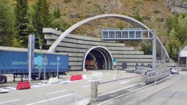 Traforo Monte Bianco, accordo con Francia evita chiusura, lavori a settembre 2024: gara Salvini-Tajani per intestarsi rinvio