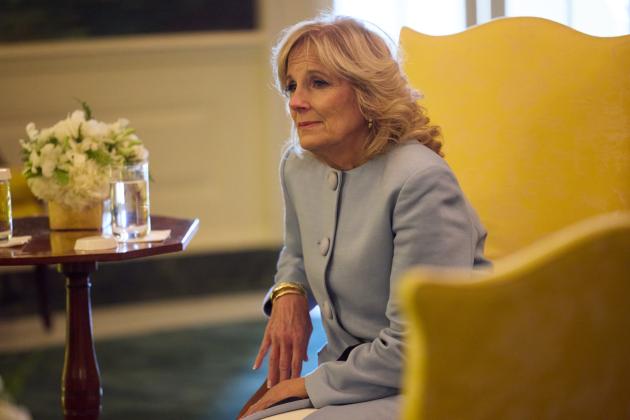 Covid, Jill Biden positiva per la seconda volta, "lievi sintomi" per la moglie del presidente, 4 dosi di vaccino Covid