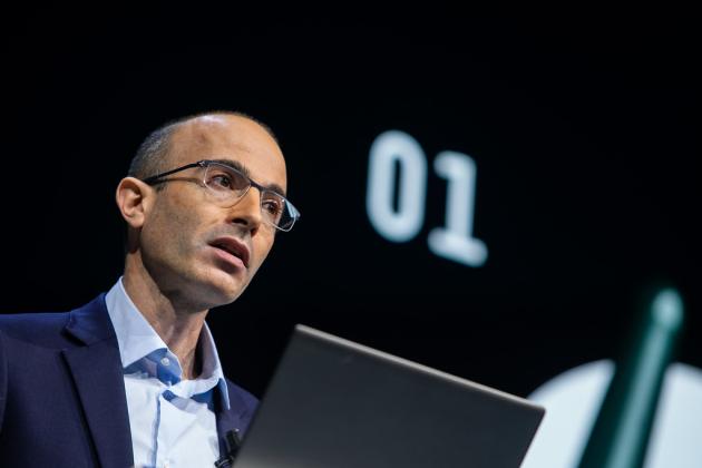 Yuval Noah Harari e l'umanesimo evoluzionista: un salto nell'ignoto, con una rincorsa di due secoli