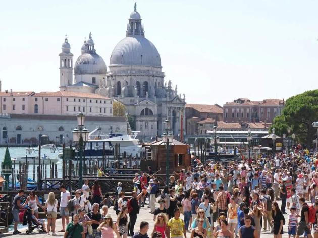Venezia approva la tassa d'ingresso: dal 2024 entrerà in vigore il ticket di 5 euro