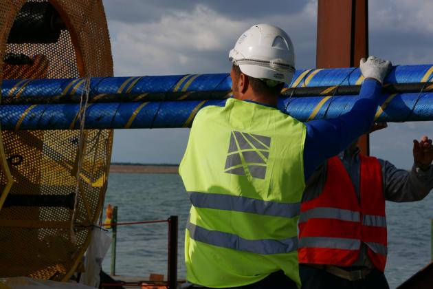 Terna, assegnato a Prysmian il contratto per la fornitura di cavi sottomarini dell'Adriatic Link; previsto investimento di €1,3 miliardi