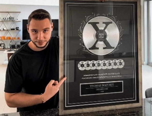 Supercar, modelle e bella vita: questo è quello che il multimilionario Thomas Macorig mostra giornalmente sui social