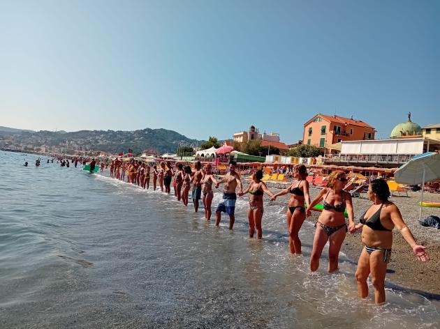 Catena umana a Savona contro il rigassificatore a Vado Ligure, una protesta riuscita di cui non si parla