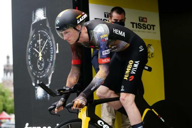 Van Hooydonck, malore improvviso per il ciclista, infarto al volante e scontro con 5 auto, è grave