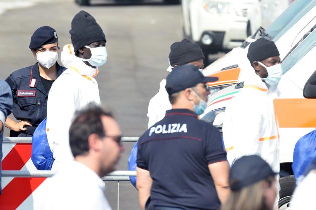 Migranti, poliziotti stremati, sindacati di Polizia scrivono a Piantedosi e Pisani: “Servono rinforzi”