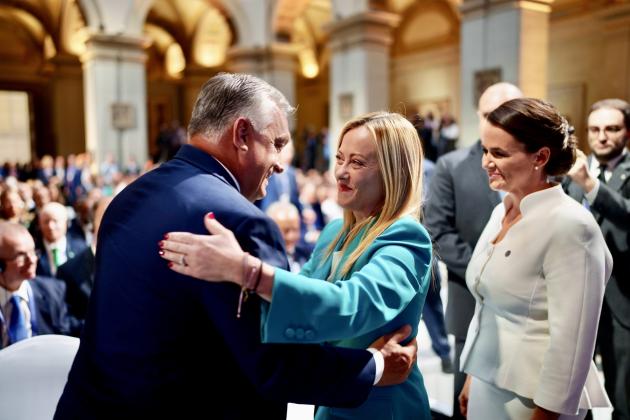 Meloni da Orban: “Combattiamo per difendere la famiglia e Dio”, asse comune su migranti e Ue