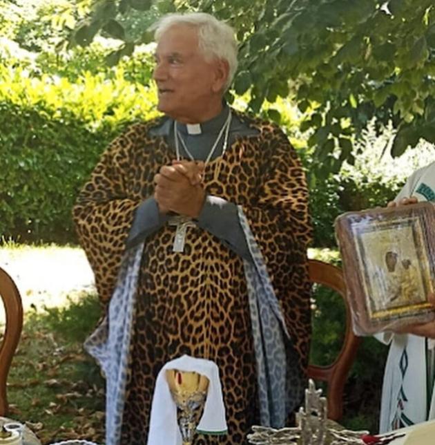 Ruvo di Puglia, sacerdote celebra la messa con Casula leopardata: continua l'evaporazione del cristianesimo 