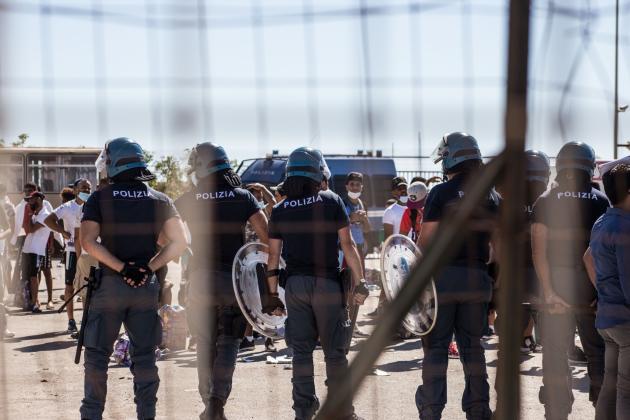 Migranti in fuga da Porto Empedocle, ferito poliziotto nel caos, il sindaco: “Situazione insostenibile”
