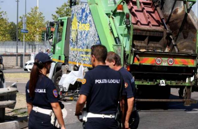 Milano, 75enne travolta e uccisa da un mezzo Amsa in via Trasimeno, impigliata e trascinata per 80 metri