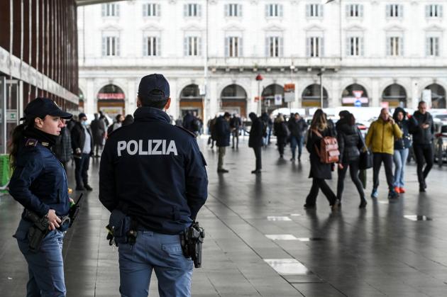 Roma, nigeriano spacca il naso a poliziotto e tenta di cavargli un occhio, il giudice lo libera con l’obbligo di firma