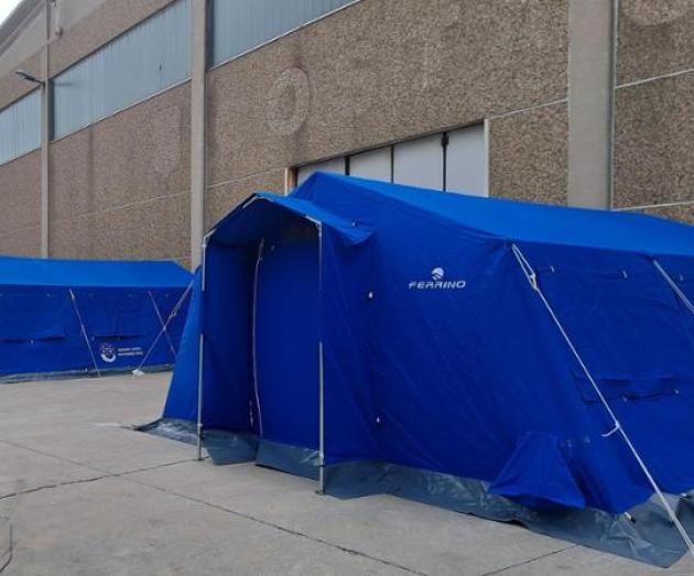 A Genova arrivano una ventina di migranti, ecco la prima tendopoli. Polemiche da destra e da sinistra