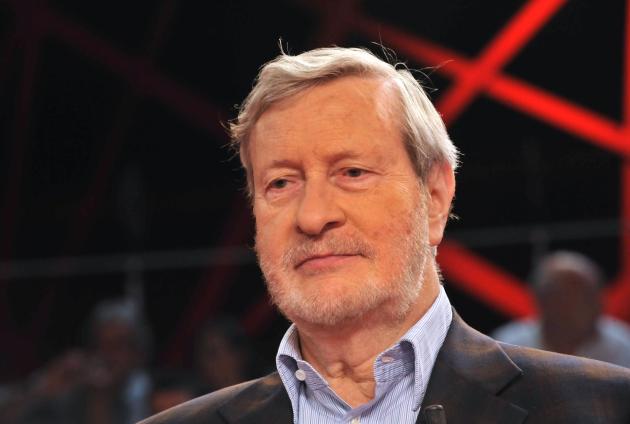 Addio a Gianni Vattimo, padre del pensiero debole, morto a 87 anni il filosofo teorico; l’annuncio del compagno sui social 
