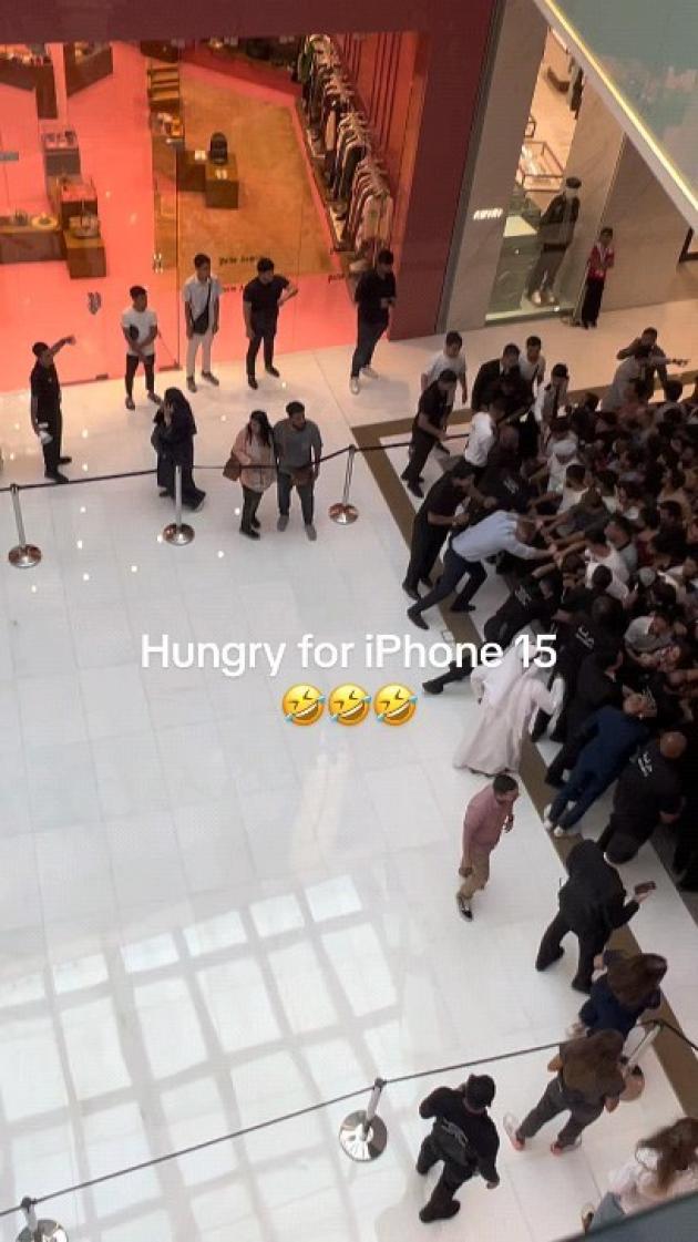In coda tutta la notte per avere il nuovo iPhone. Il tramonto della civiltà 