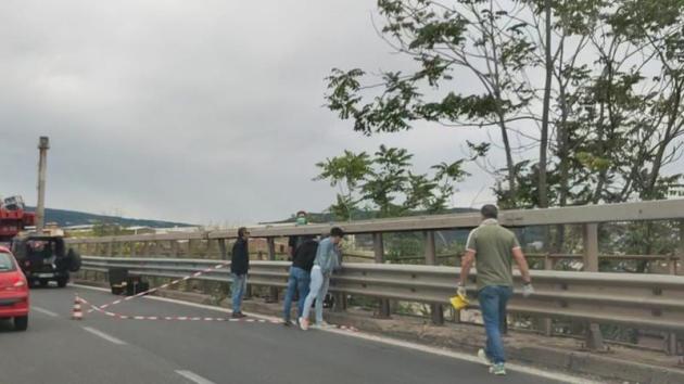 Trieste, cadavere appeso per collo a guardrail di GvT: "Torturato e bendato, ipotesi messaggio mafioso"