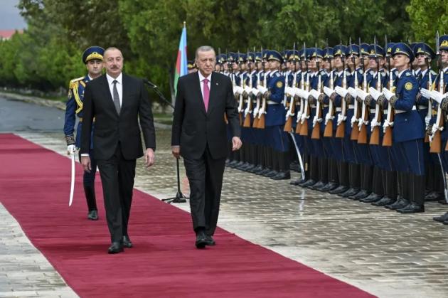Nagorno-Karabakh, Erdogan accolto dal presidente azero Alyev: così Ankara garantisce a Baku la conquista