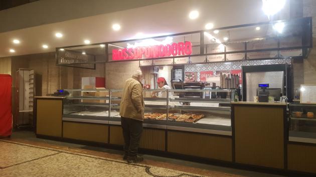 Rossopomodoro, dalla solidarietà napoletana del caffè sospeso al cibo gettato nella spazzatura: non sarebbe meglio darlo ai poveri?