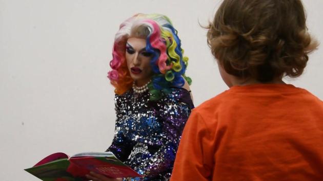 Aosta, drag queen Cristina Prenestina leggerà libri a bimbi in biblioteca, scontro Lega-Pride sull'evento lgbtq