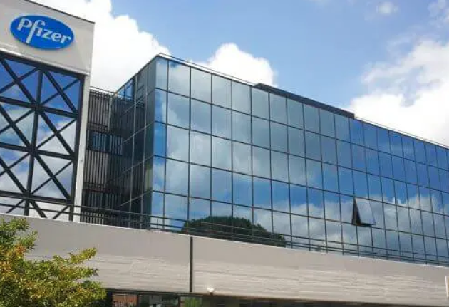Pfizer Italia entra nelle scuole: farà propaganda “contro la disinformazione” sul vaccino Covid agli alunni in conflitto d’interessi