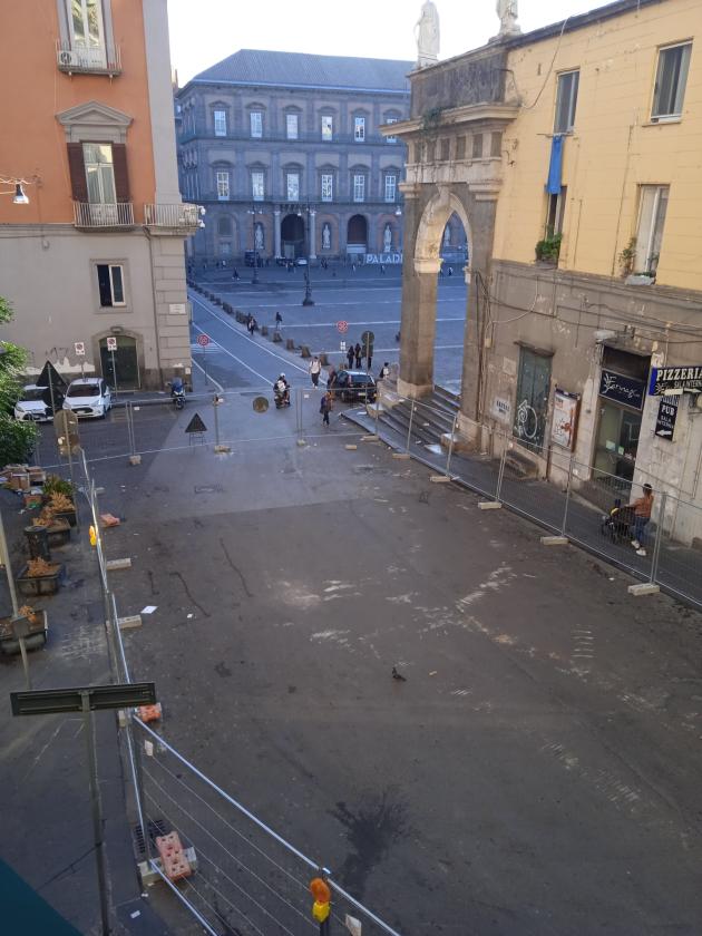 Napoli, nuova pavimentazione nell’area antistante piazza del Plebiscito; via il catrame, ritornano i cubetti di porfido. Per i lavori paralizzata l’intera area mentre la terra qui continua a tremare