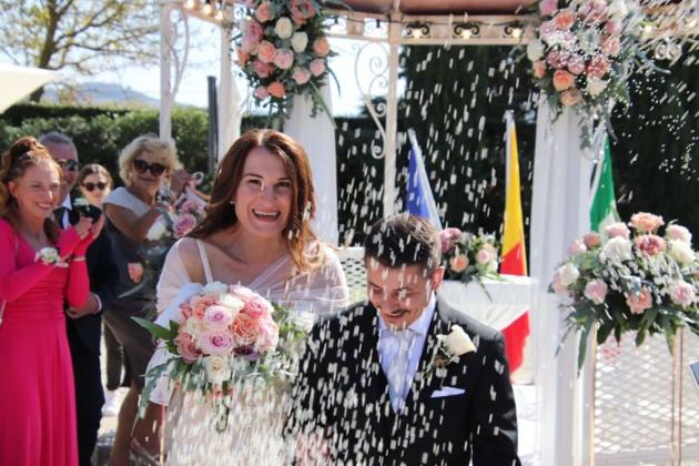 Lei diventa un uomo, lui una donna e alla fine si sposano a Recanati