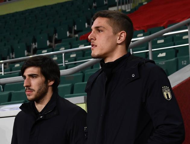 Tonali e Zaniolo indagati per calcioscommesse dopo le frasi di Corona, i 2 calciatori lasciano Coverciano