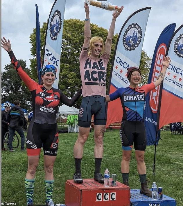 Due ciclisti trans vincono oro e argento alla gara femminile di Chicago, ma è polemica: hanno un "vantaggio biologico" 