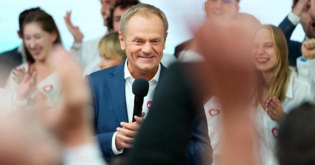 Elezioni Polonia risultato: per gli exit poll il sovranista Pis è davanti, ma la coalizione filo-Ue ha la maggioranza. Tusk esulta: "Finita la stagione populista"