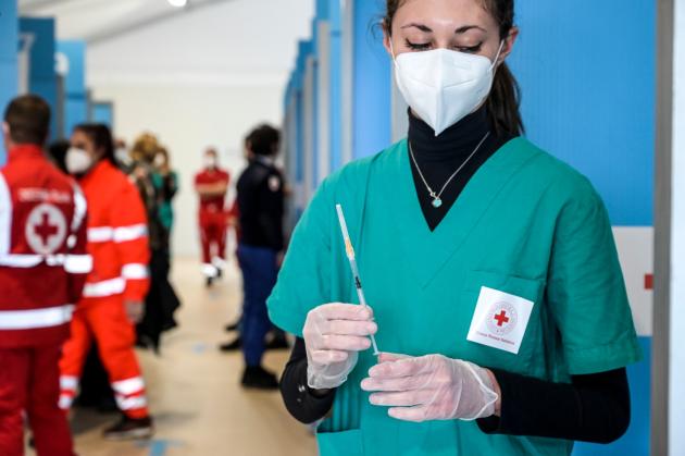 Vaccino Covid, anche i medici non lo fanno più: "Soltanto 426 su 37mila", è polemica: "Però ai cittadini dite di farlo"