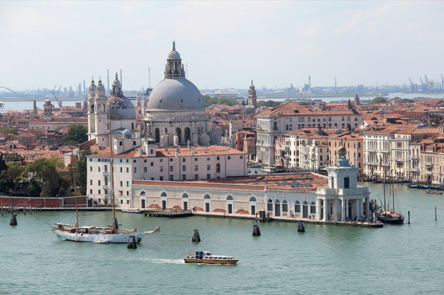 Biennale Arte di Venezia, 800.000 visitatori nel 2022 contro i 20 mln di turisti per la città: vale ancora la pena visitare la Mostra?