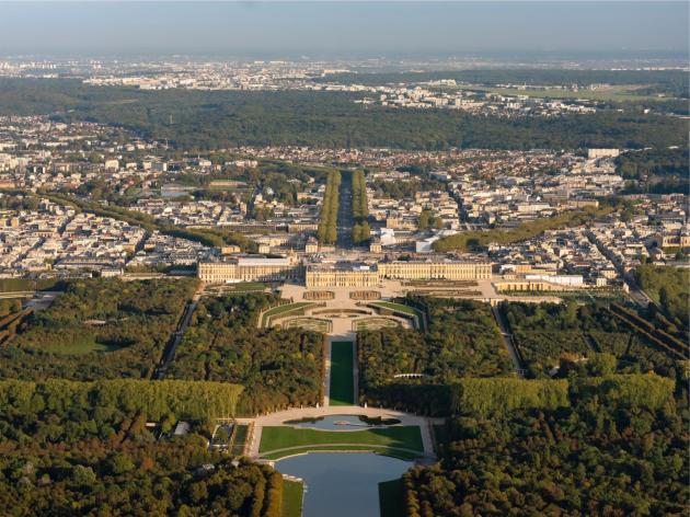 Nuovo allarme bomba a Versailles, reggia evacuata per la seconda volta in tre giorni: minaccia anonima