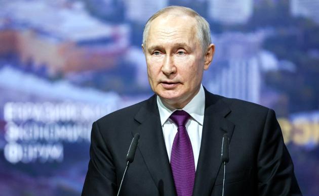 Putin, arresto cardiaco, "trovato per terra vicino ad un tavolo con bevande e cibo. Aveva le convulsioni e gli occhi roteavano"