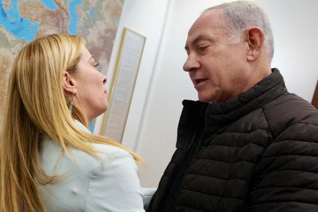 Le sceme delle "melelle" al cospetto di Netanyahu: Giorgia Meloni e Annalena Baerbock, due adolescenti in gita scolastica in Israele