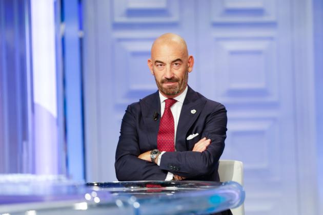 Vaccino Covid e antinfluenzale nello stesso giorno, Bassetti insiste: "Nessuna controindicazione, anzi risparmiamo tempo". Ma in pochissimi lo fanno