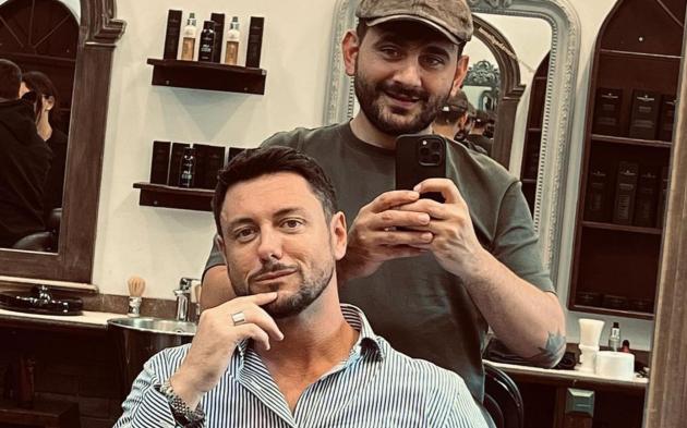 Andrea Giambruno si è tagliato il ciuffo, la foto dal barbiere, il web: “Non basta per far crescere materia grigia”