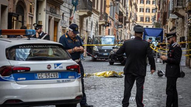 Rottweiler cade dal balcone al terzo piano in via Frattini a Roma e schiaccia una donna incinta di 2 mesi: morto il cane, lei è grave