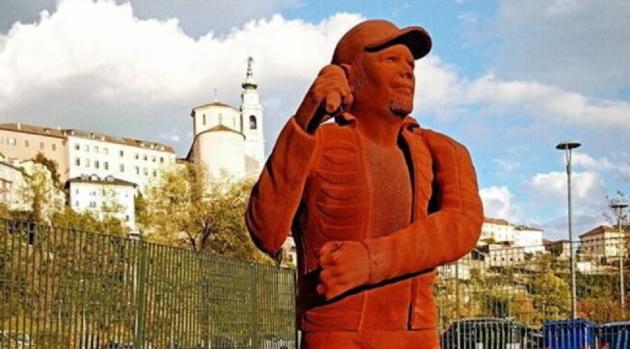 Modena, statua di Vasco Rossi di cioccolato a grandezza naturale, oltre 400kg di materia prima: l'omaggio al rocker di Zocca
