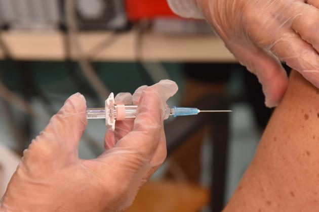 "Vaccino Covid e antinfluenzale insieme aumentano reazioni avverse come ictus, specie sugli over 85": lo STUDIO dell'FDA